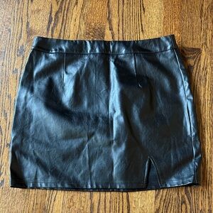 B15 Lulu's Women’s Large Sleek Black Faux Leather Mini Skirt